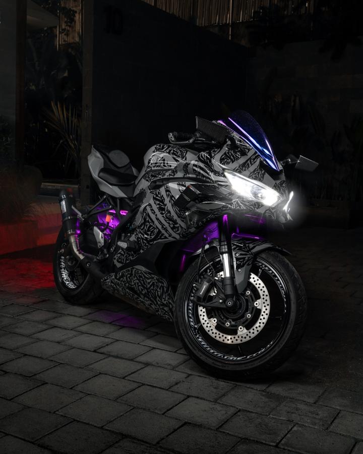 Rent a Bike Kawasaki ninja ZX25R Four cylinders with Quick Shifter