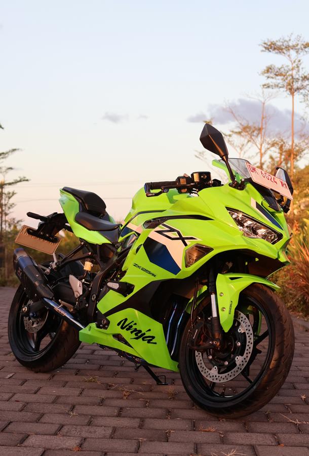 Rent a Bike Kawasaki Ninja ZX25RR ABS 4 Cylinders Quick Shifter