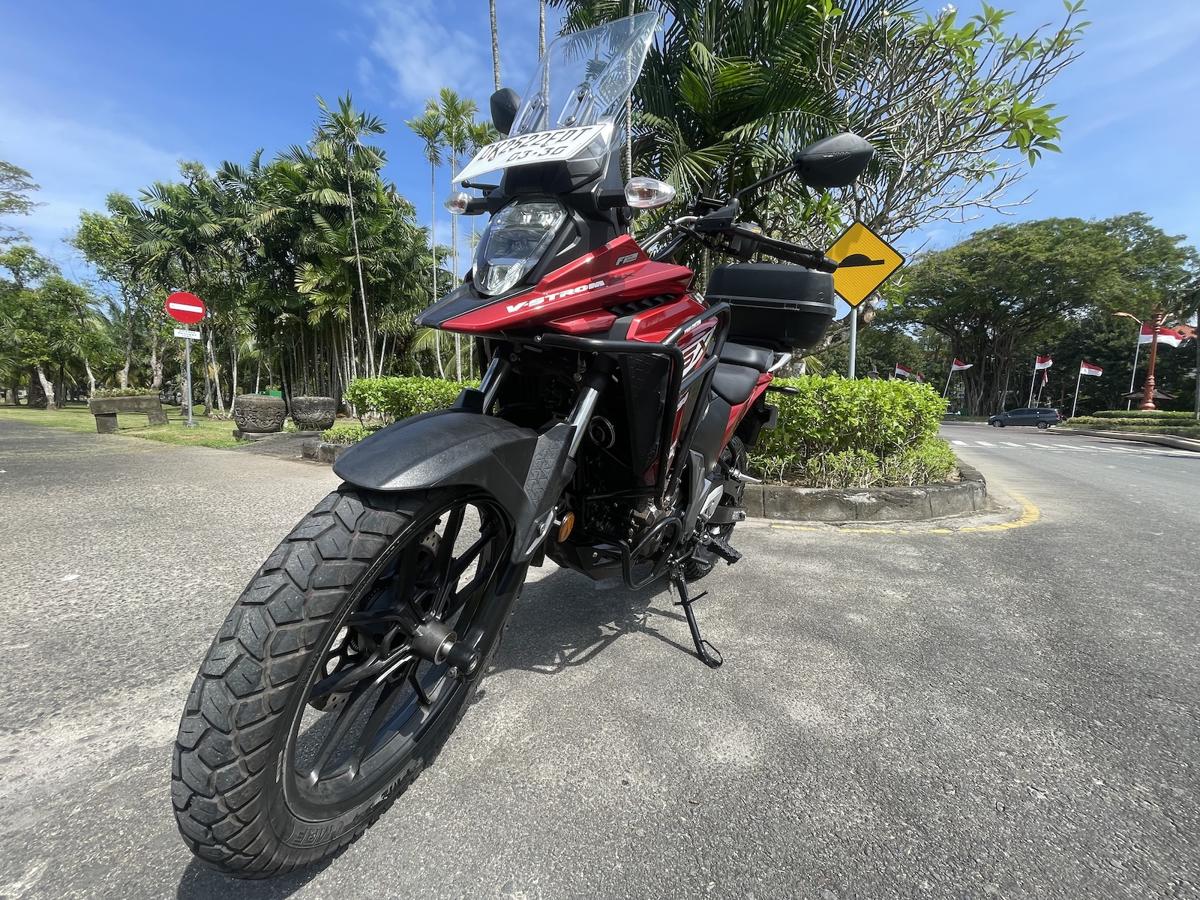 Suzuki V-Strom 250 Red 2025 close side detail