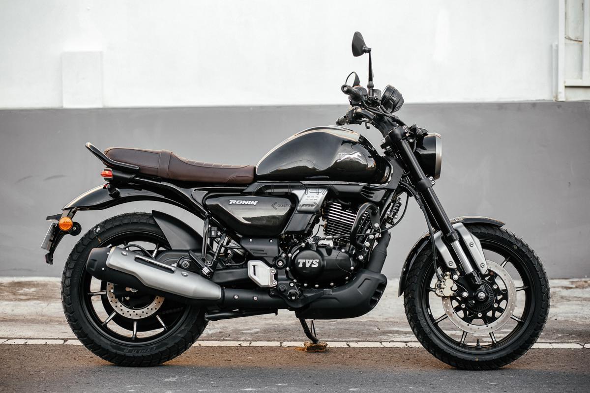 TVS Ronin SS 225 Seitenansicht auf Bali
